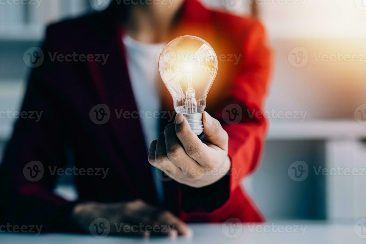 Geschäft Menschen berühren Licht bulb.concept von Ideen zum Erfolg. Konzept mit Innovation Erfindung. Erfolg beginnend von ein Neu Idee zu innovativ Technologie basierend auf Daten von das Internet, groß Daten. foto