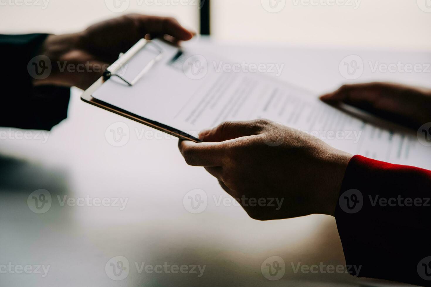 schließen oben Aussicht von Job Interview im Büro, Fokus auf fortsetzen Schreiben Tipps, Arbeitgeber Überprüfung gut Lebenslauf von bereit erfahren Antragsteller, Werber in Anbetracht Anwendung, Std Manager Herstellung Einstellung Entscheidung foto