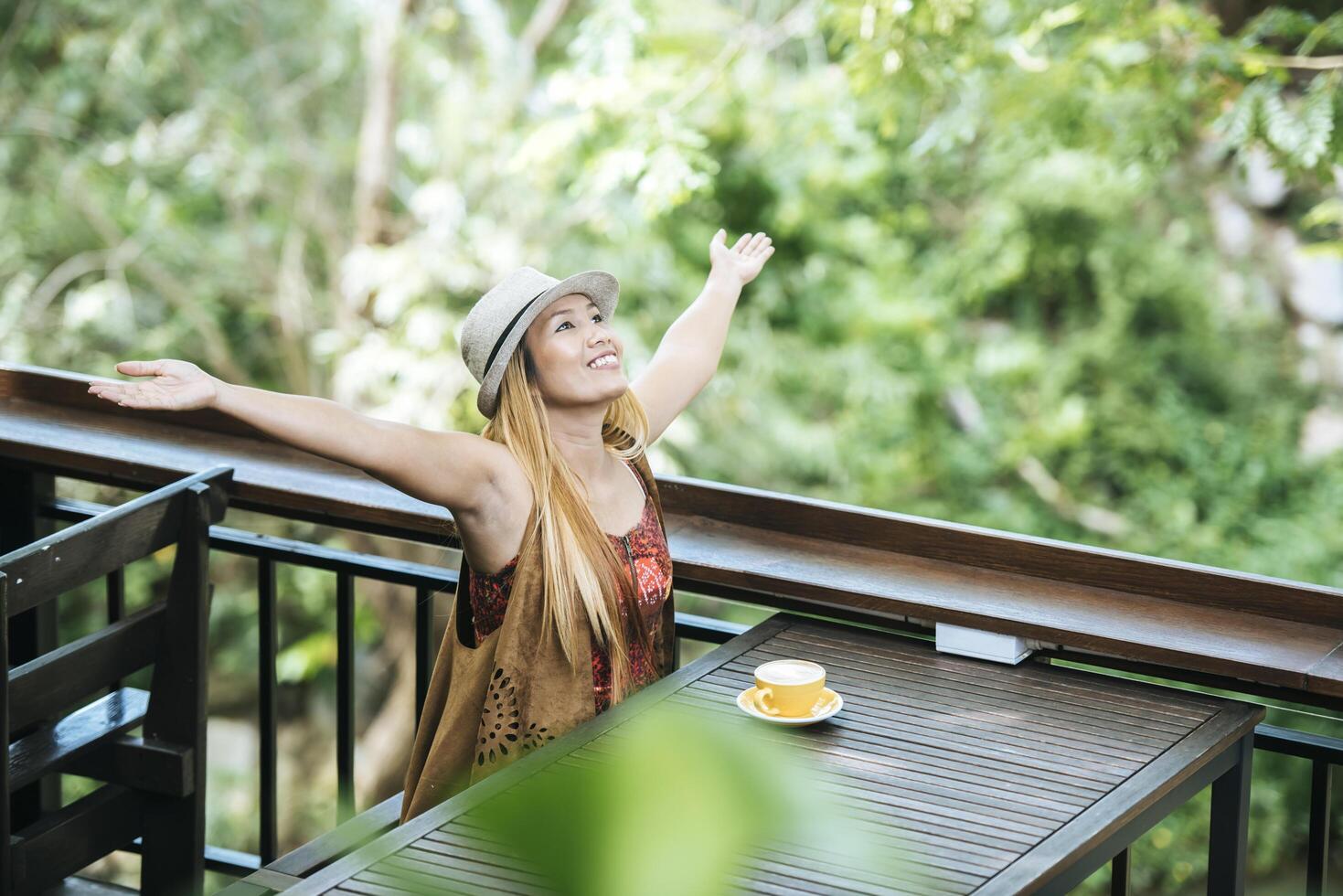 glückliche junge Frau mit Latte-Kaffee am Morgen foto