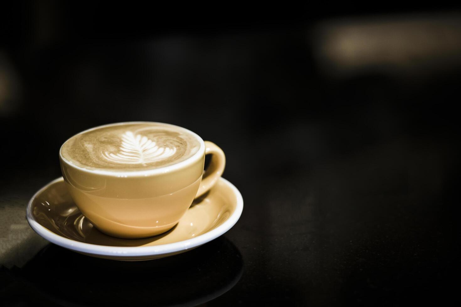 Kaffeetasse im Café foto