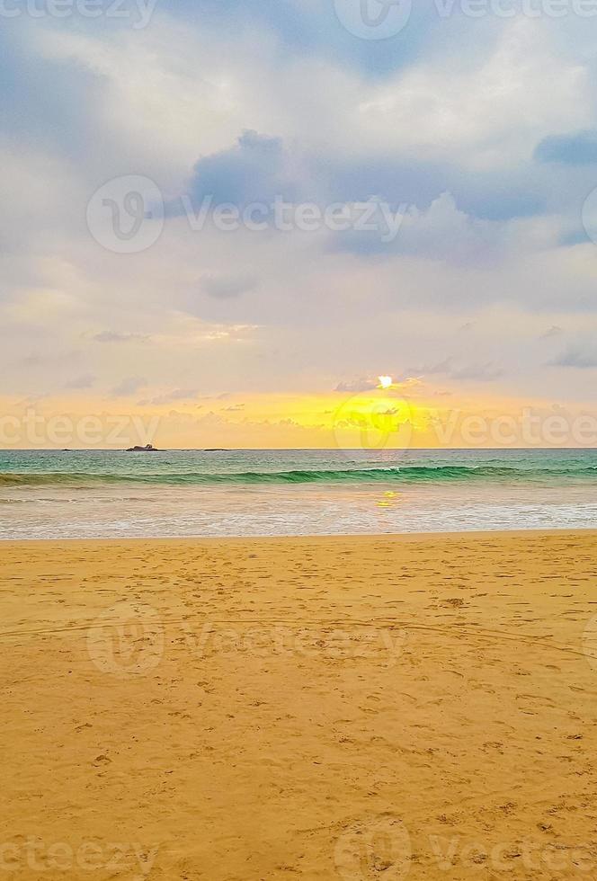 schöne bunte sonnenuntergang landschaft panorama bentota strand sri lanka. foto