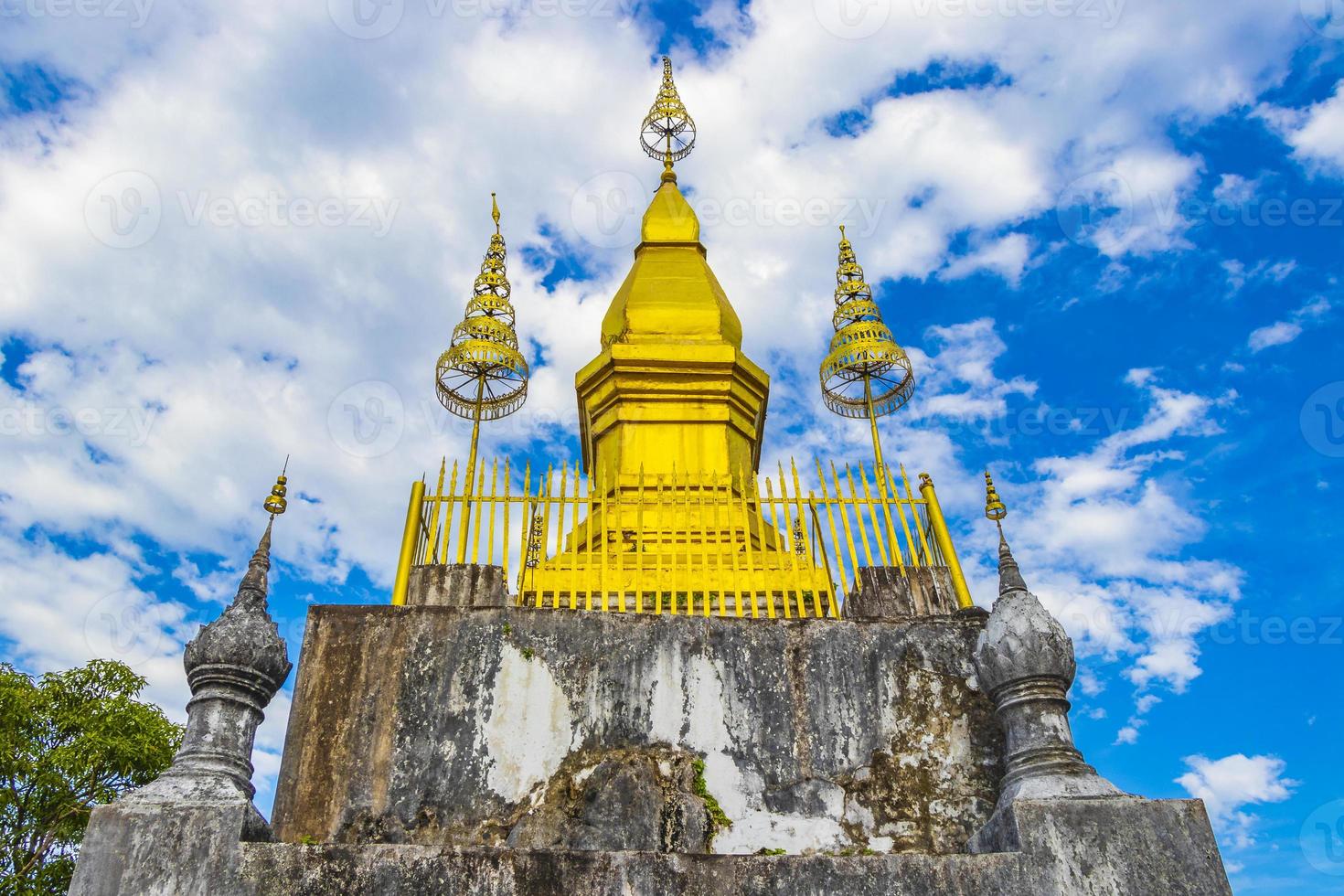 Phousi Hill und Wat Chom Si Stupa Luang Prabang Laos. foto