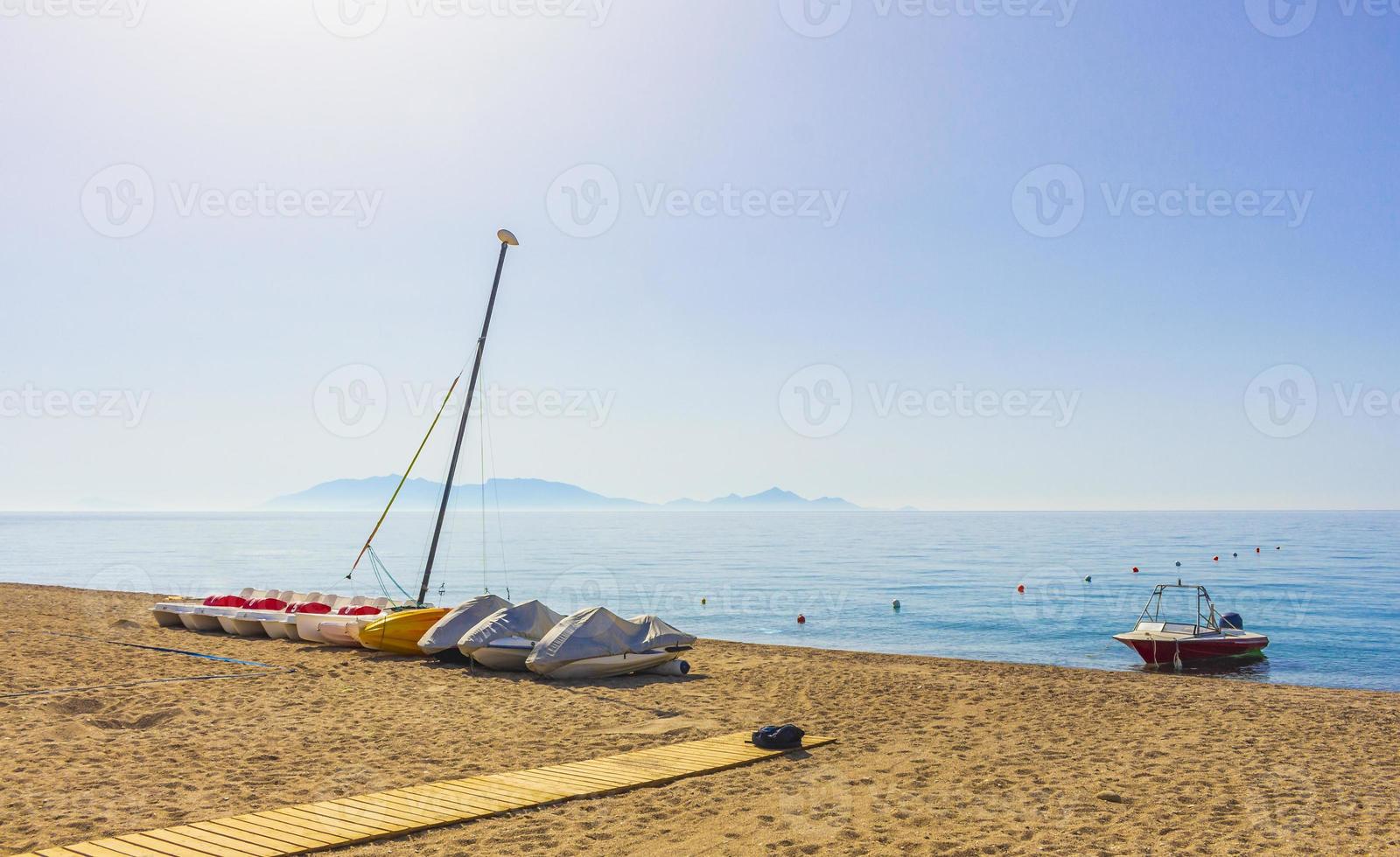 Schönster Strand mit Tretbooten Insel Kos in Griechenland. foto