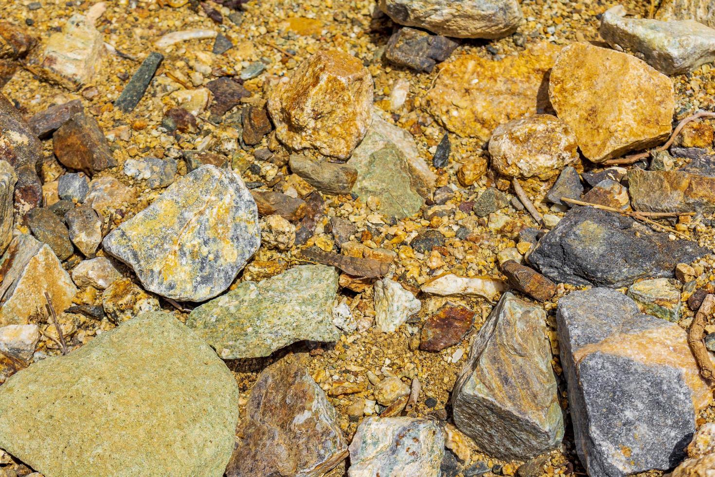 goldgelbe felsen und felsen auf der insel kos griechenland. foto