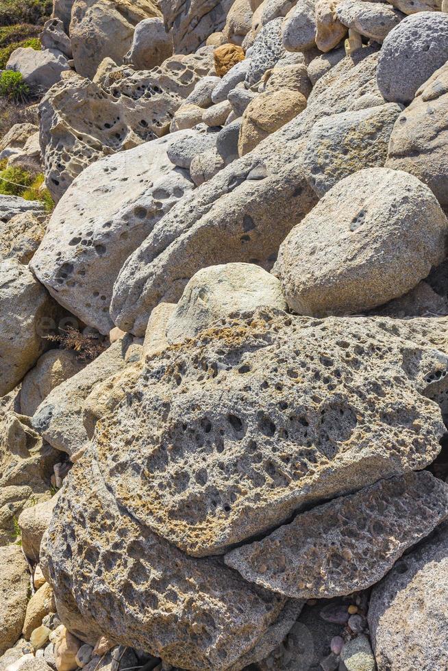 Seltsame Felsbrocken und Felsformationen auf der Insel Kos Griechenland. foto