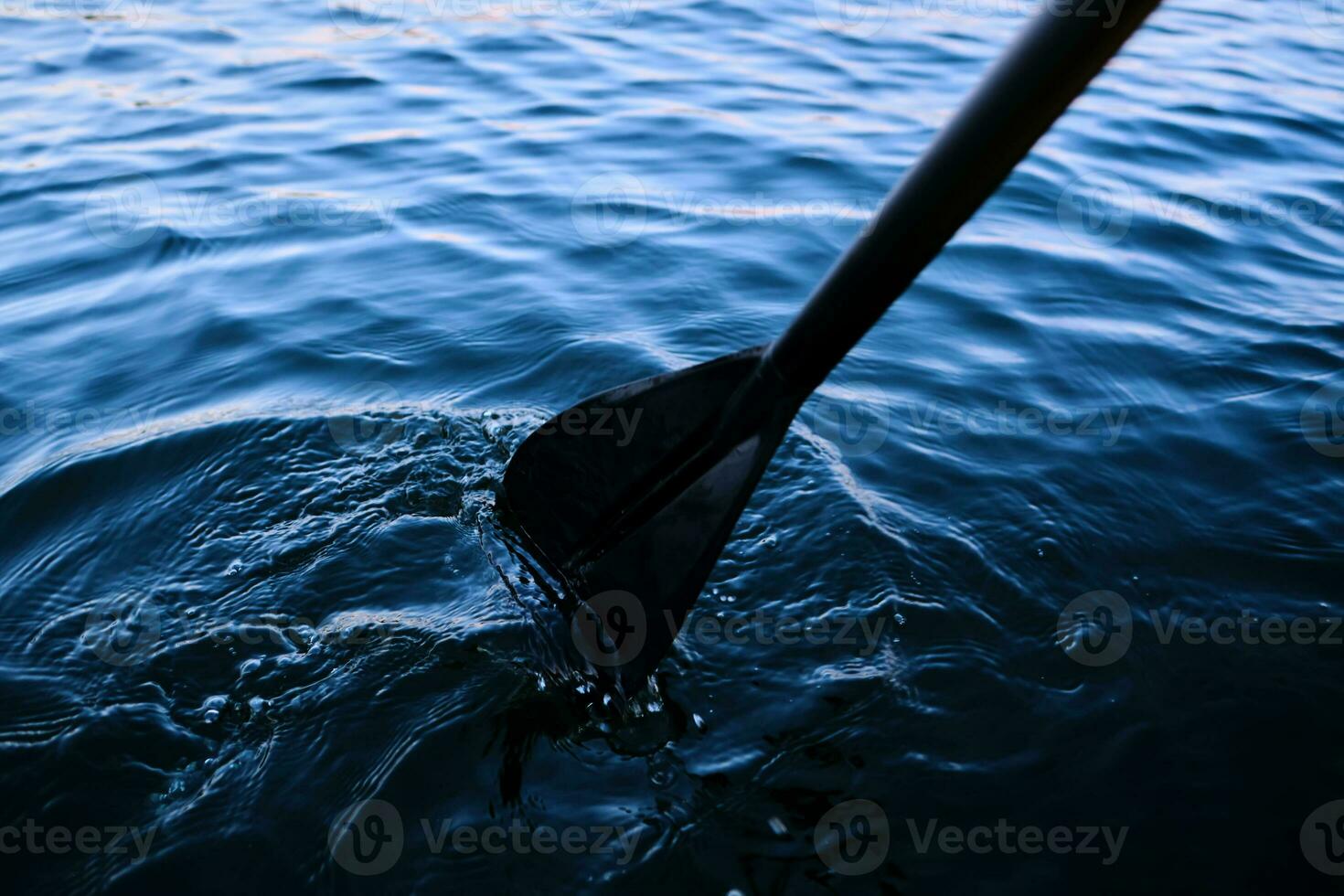 Nahansicht von ein Ruder gegen das Wasser. foto