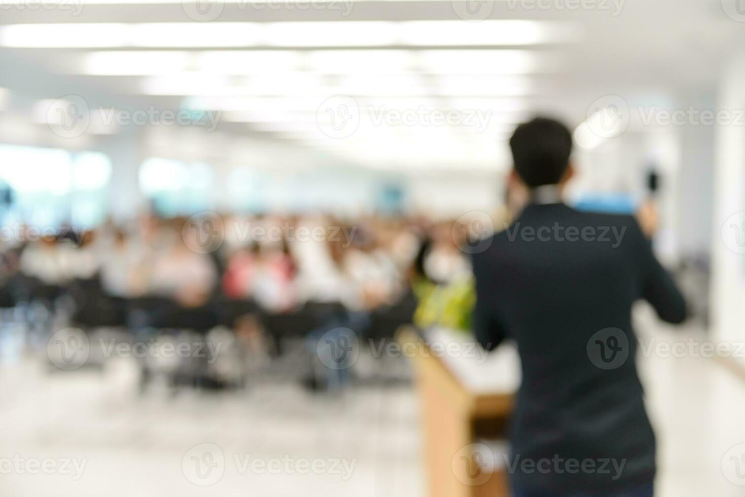 abstrakt verschwommen von Lautsprecher auf das Podium mit Publikum beim Geschäft Konferenz im Konferenz Zimmer foto