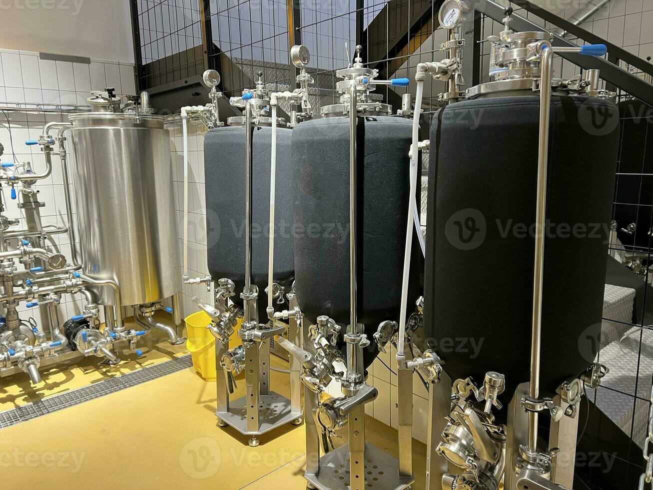 Brauerei Innere. Kunst Bier brauen Ausrüstung. modern Brauerei Produktion ist hoch Qualität, flexibel Stahl Panzer zum Fermentation, Lager und Portion Bier, Wasser Heizung, Reinigung Flüssigkeit Lagerung. foto