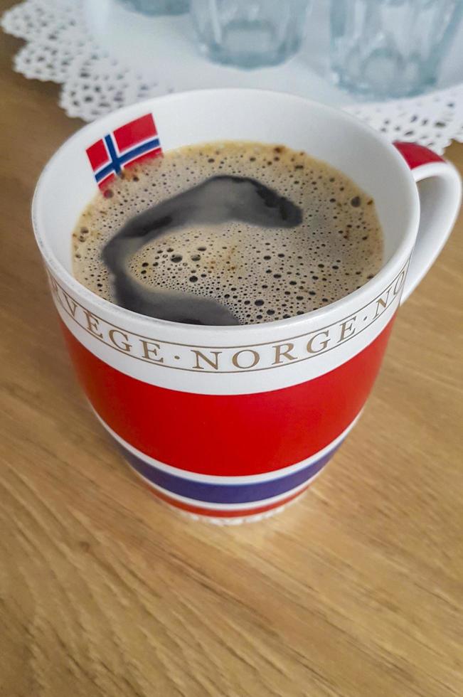 Tasse schwarzen Kaffee mit norwegischer Flagge. foto