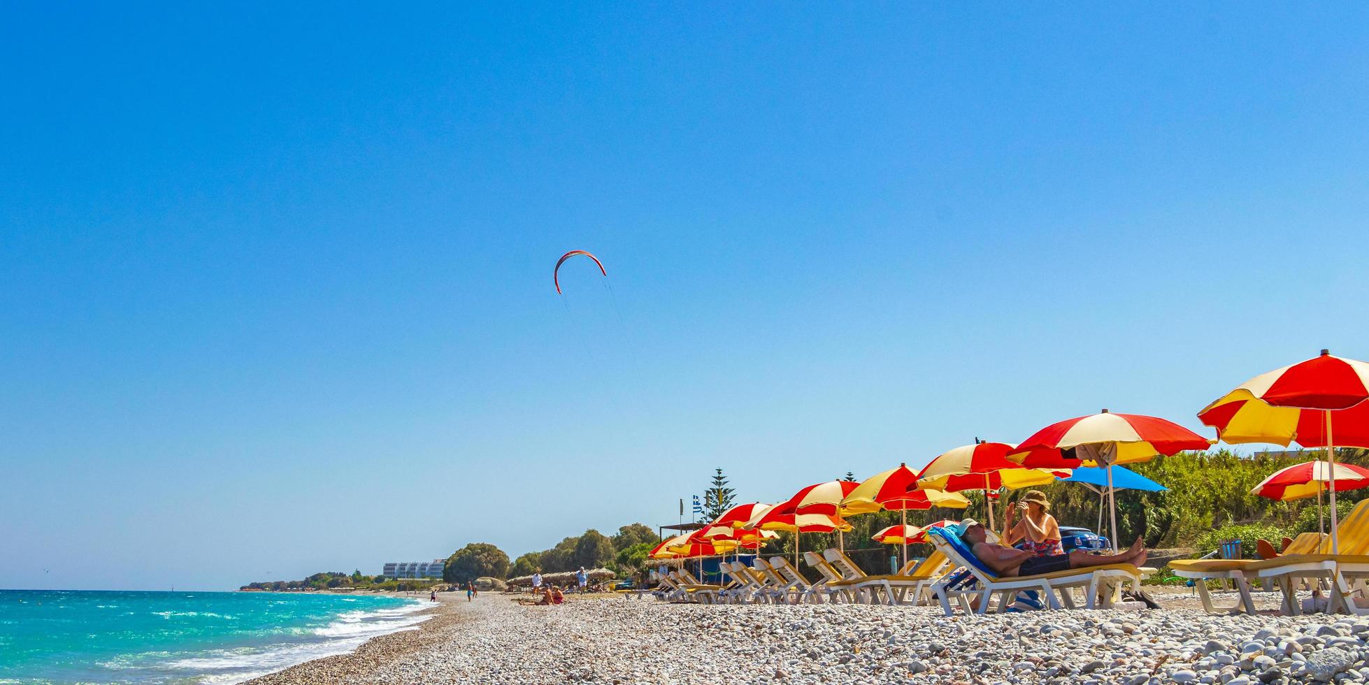 Rhodos, Griechenland 2018 - Windsurfurlaub mit türkisfarbenem Wasser am Strand von Ialyssos in Rhodos, Griechenland foto