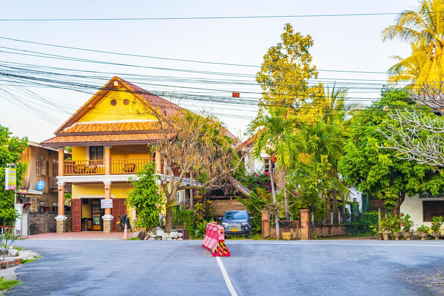 luang prabang, laos 2018 - typische bunte straßen der stadt luang prabang laos foto