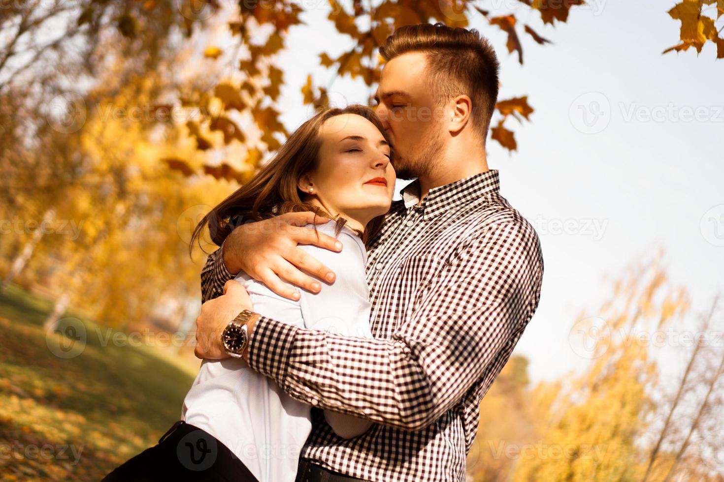 romantisches Paar im Herbstpark - Liebe, Beziehung und Dating-Konzept foto