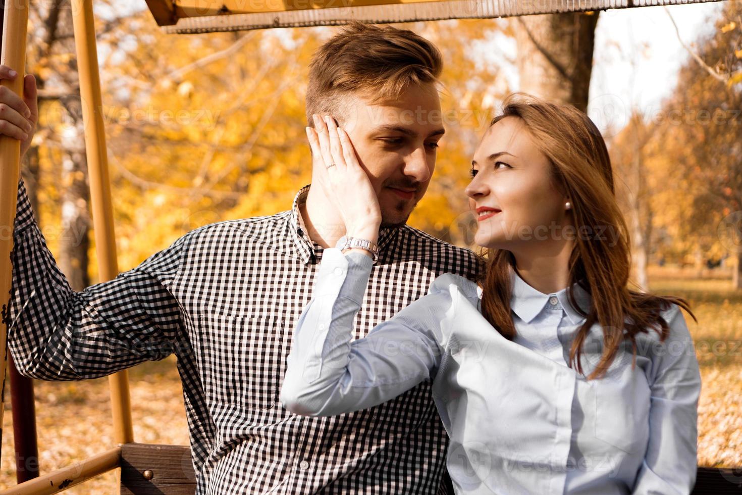 romantisches Paar im Herbstpark - Liebe, Beziehung und Dating-Konzept foto