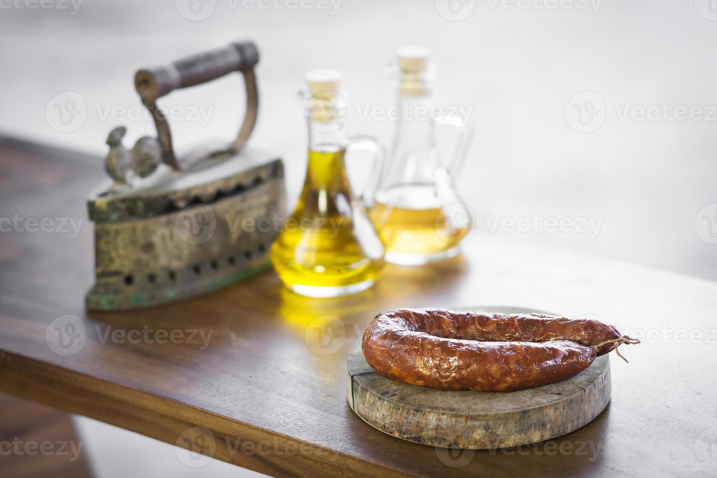 Spanische traditionelle Chorizo-Wurst aus geräuchertem Schweinefleisch foto