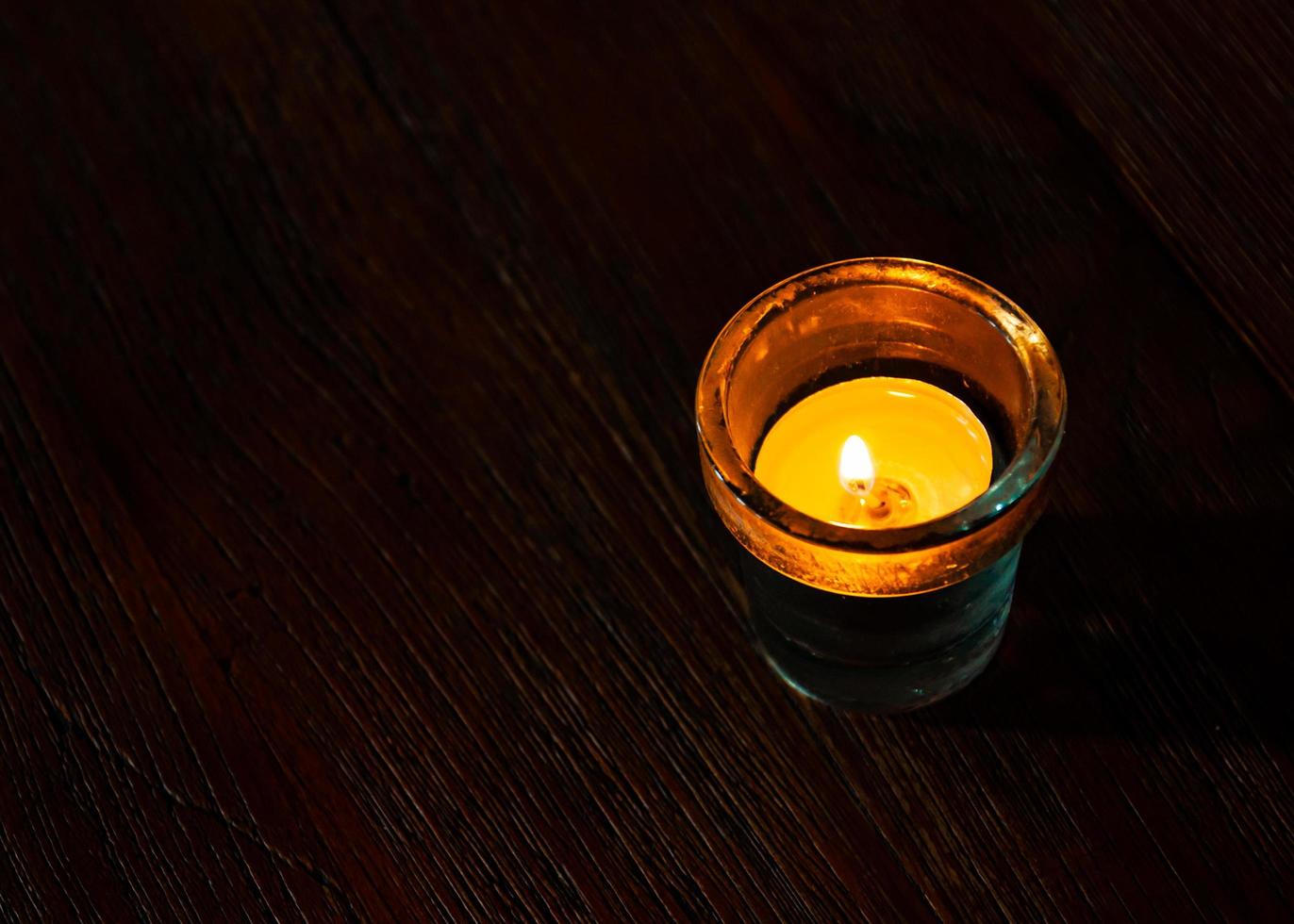 Kerzen in einem kleinen Glas, Kerzenlicht Nacht foto