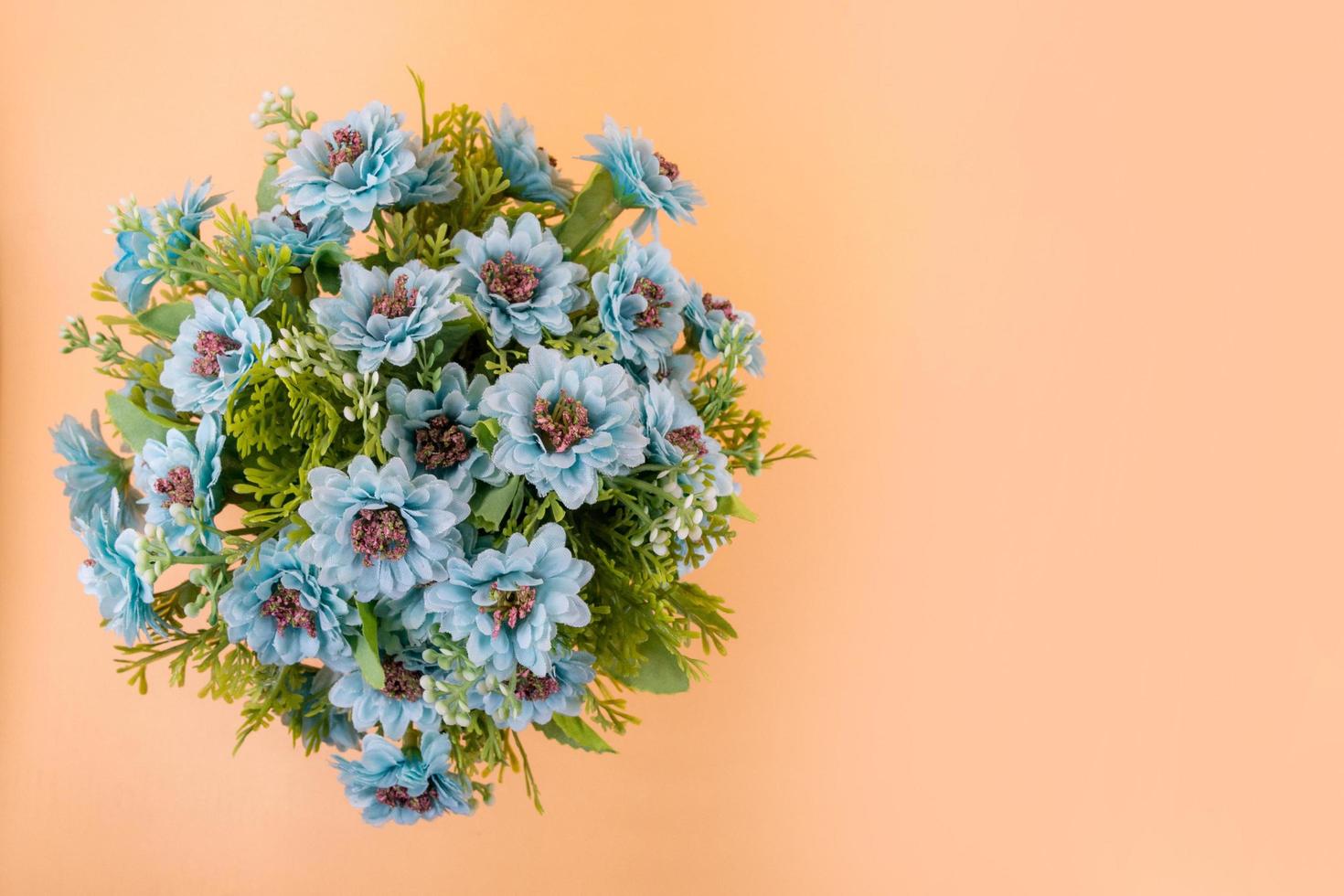 künstliche Blumenstraußdekoration, Raumhintergrund kopieren foto