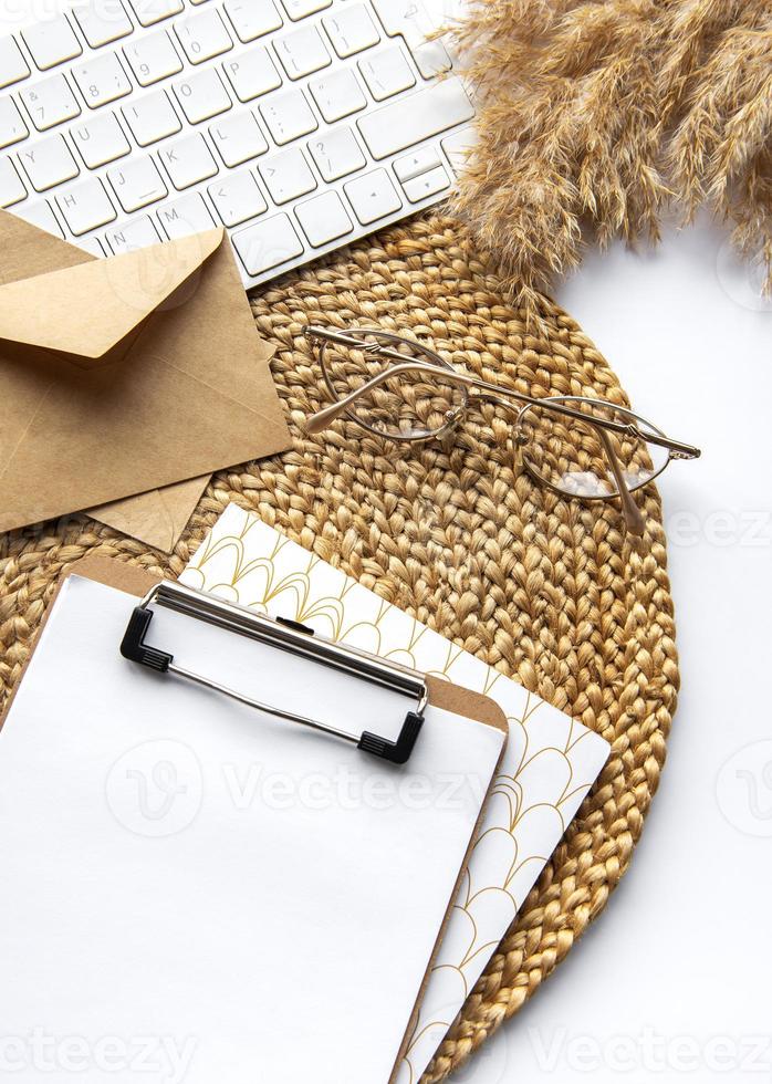 Flatlay der Zwischenablage mit leerem Papierblatt. foto