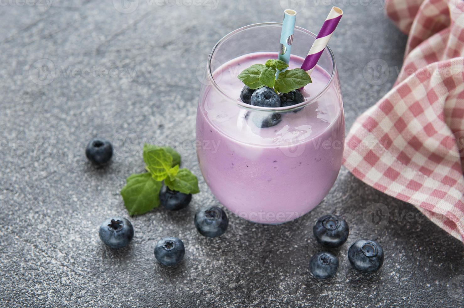 Glas Blaubeerjoghurt mit Blaubeeren foto