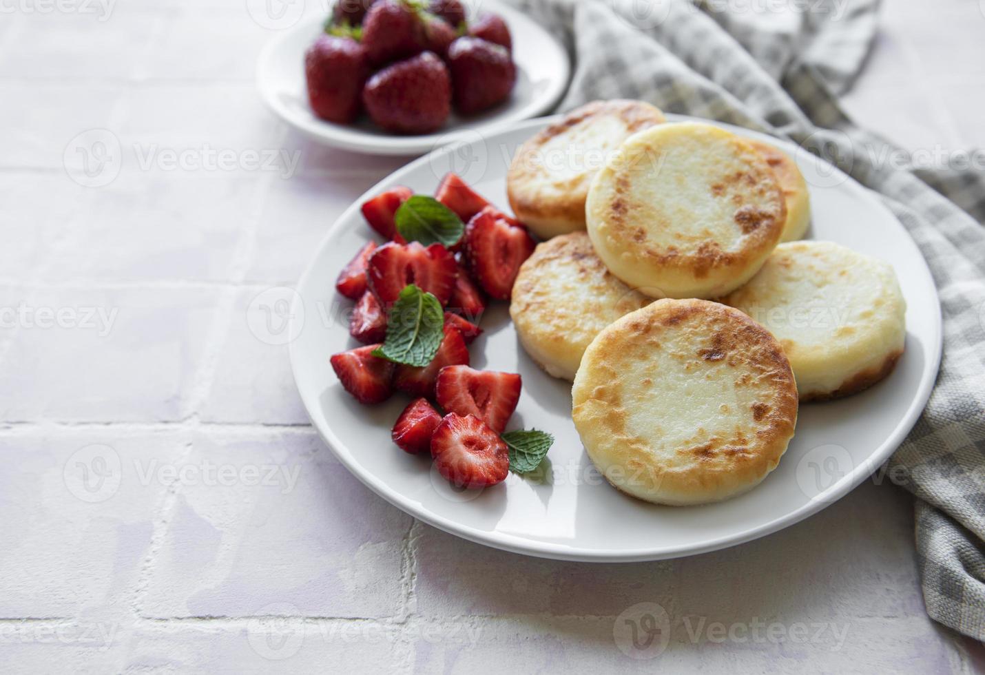 Quarkpfannkuchen, Ricotta-Krapfen auf Keramikplatte foto