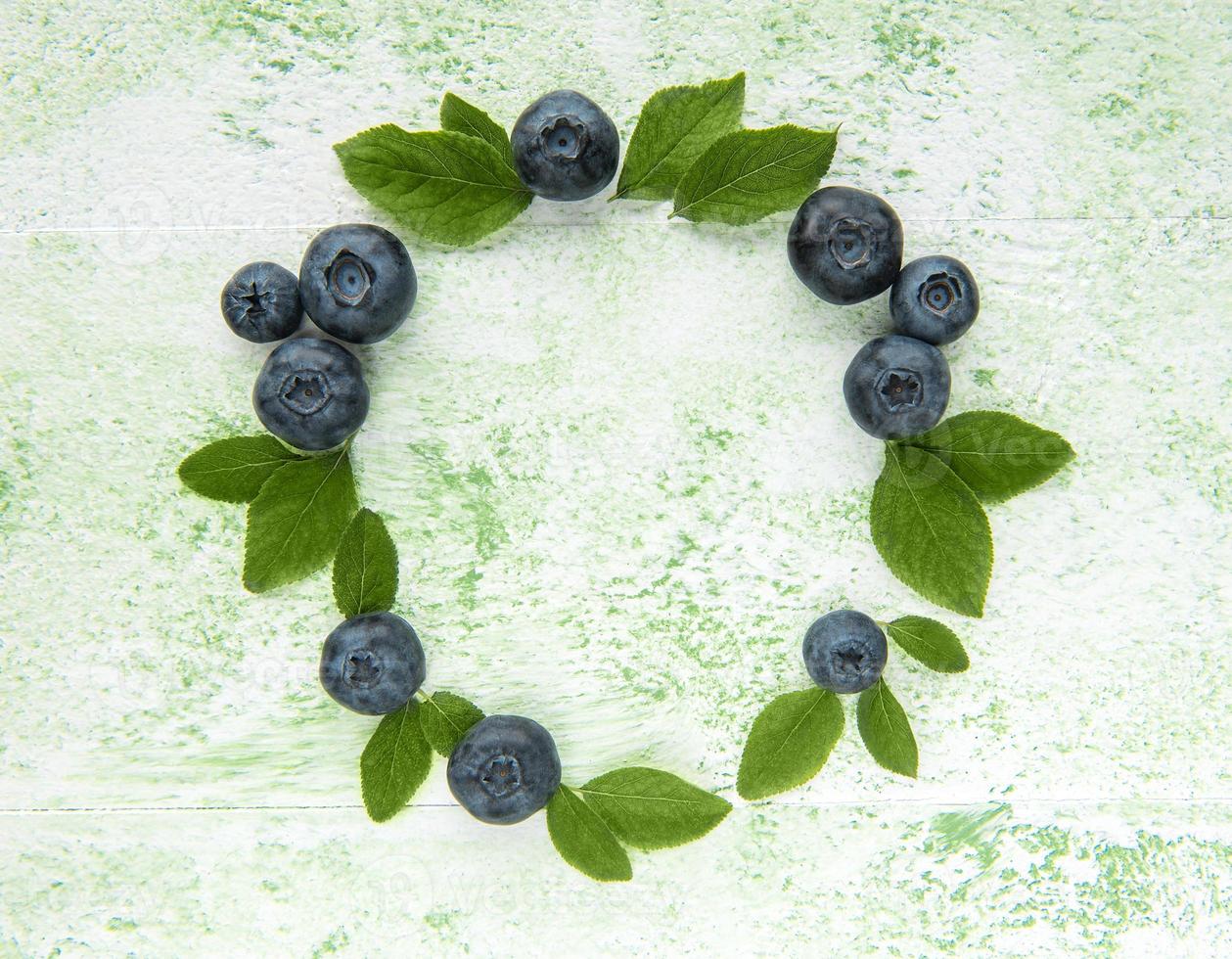 Blaubeeren auf grünem Holzhintergrund foto