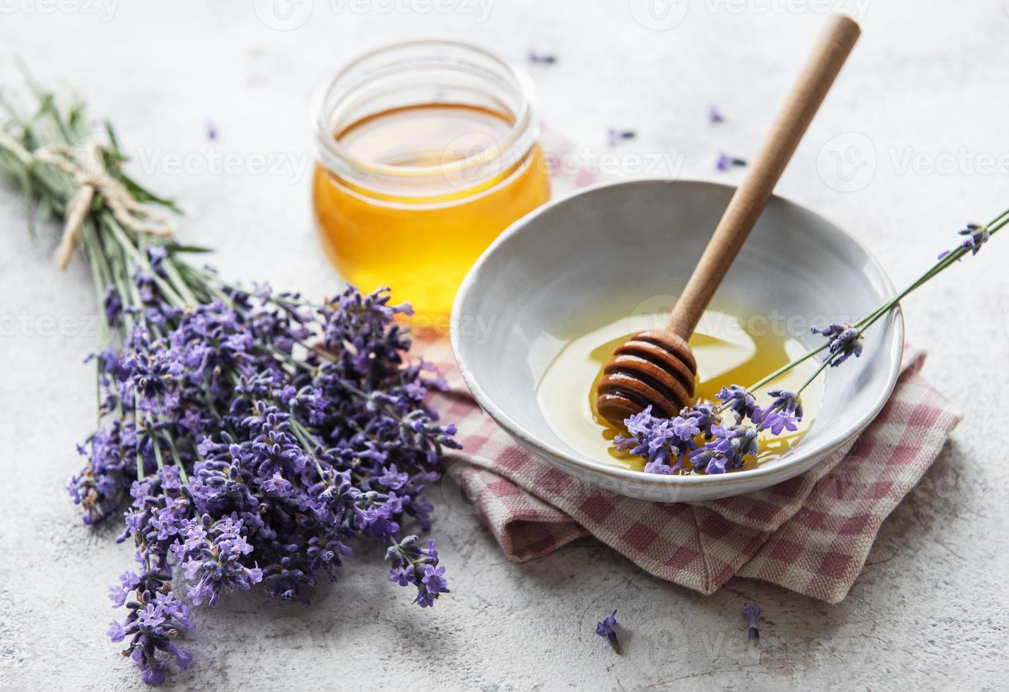 Glas mit Honig und frischen Lavendelblüten foto