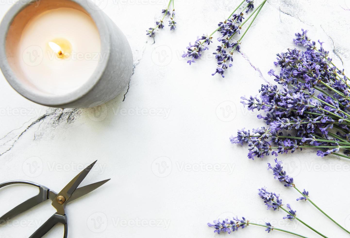 Lavendelblüten, Kerze und Schere foto