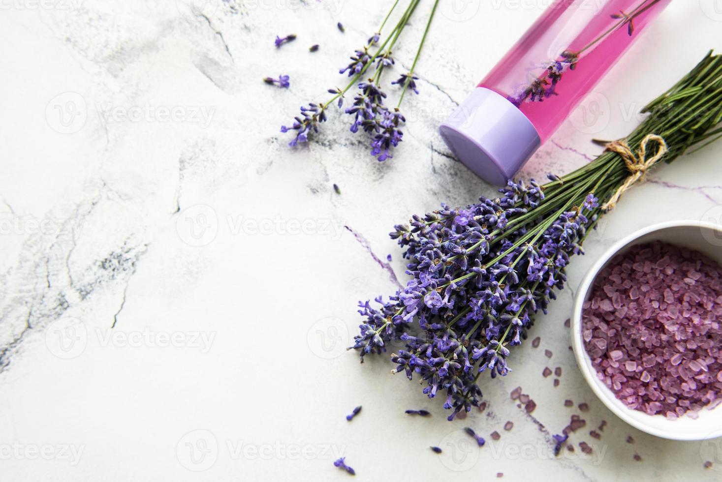 natürliche Kräuterkosmetik mit Lavendel foto