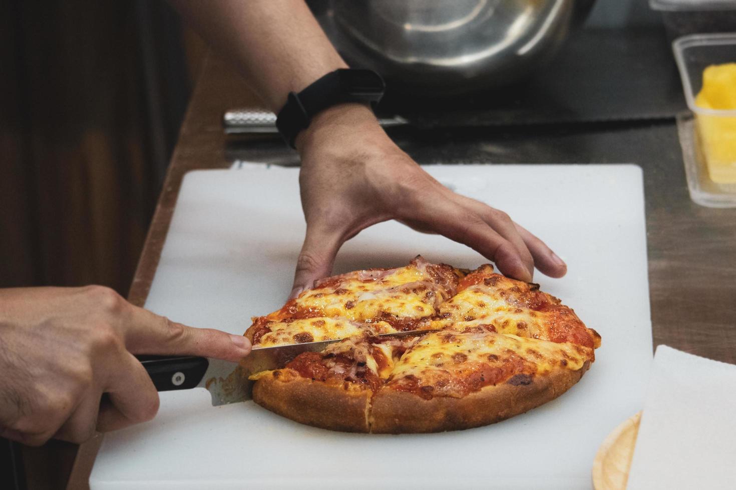 Koch bereitet Pizza zu, der Prozess der Pizzaherstellung foto