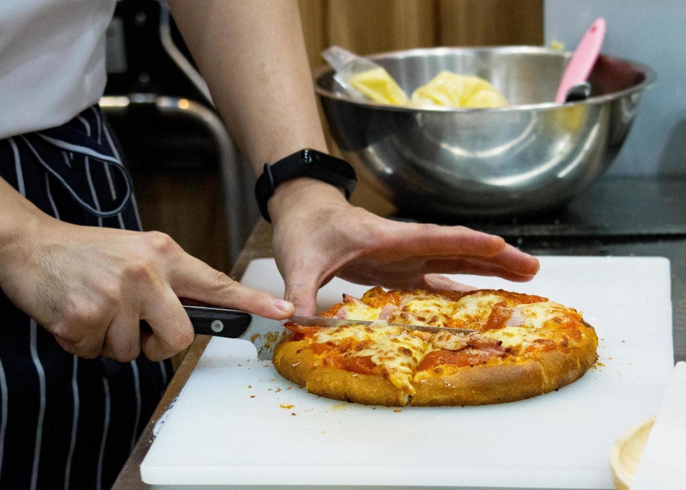 Koch bereitet Pizza zu, der Prozess der Pizzaherstellung foto