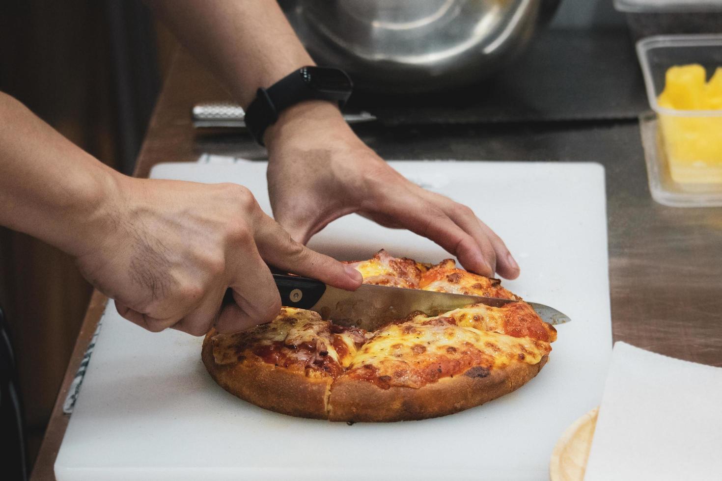 Koch bereitet Pizza zu, der Prozess der Pizzaherstellung foto