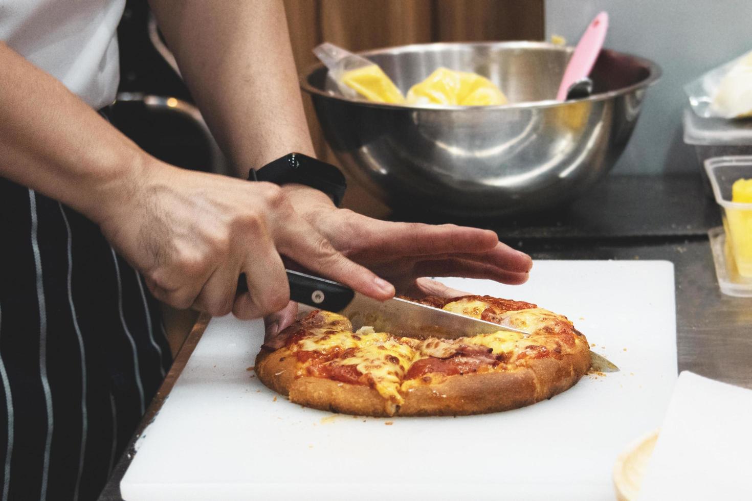 Koch bereitet Pizza zu, der Prozess der Pizzaherstellung foto