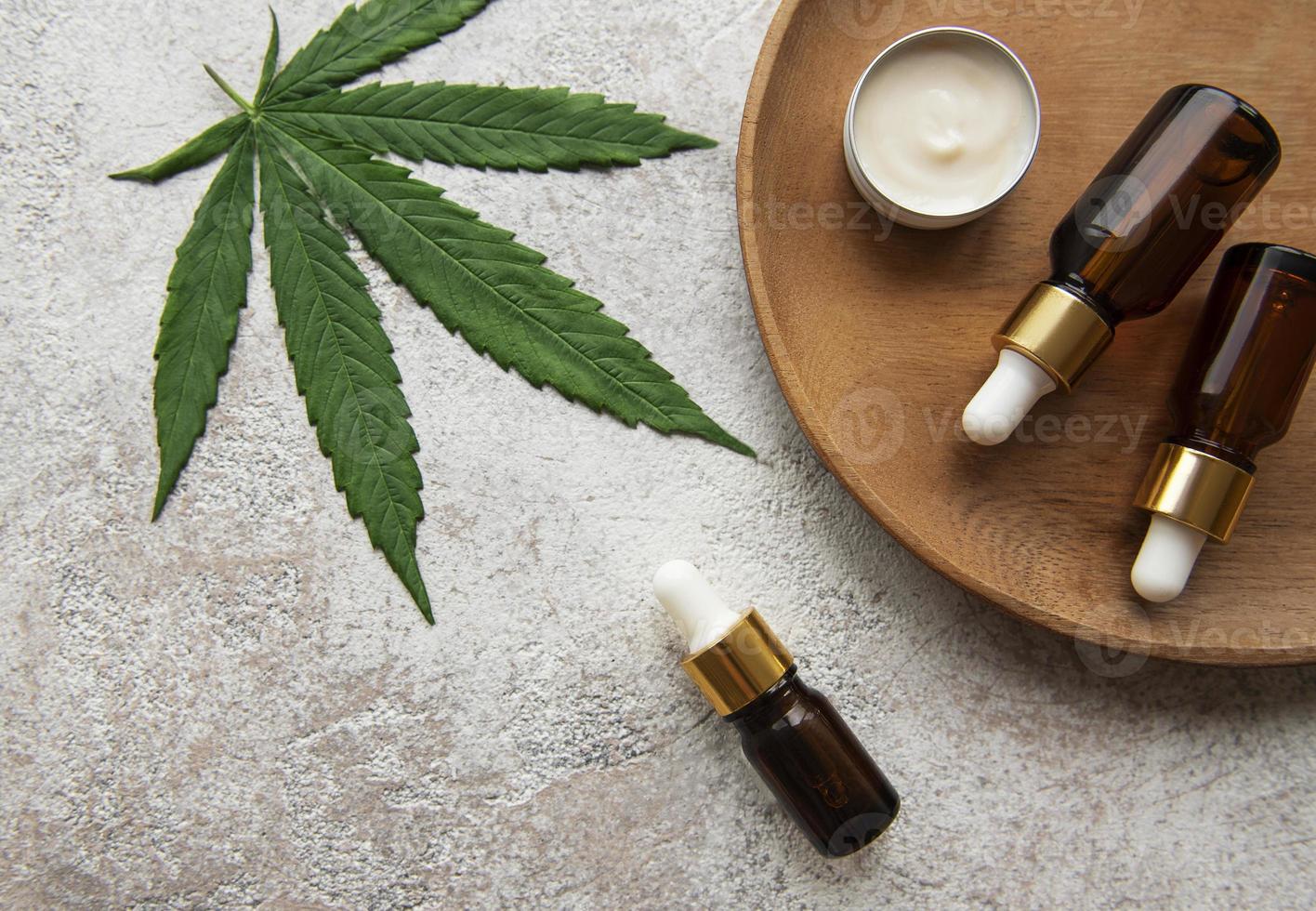 CBD-Öl, Hanf-Tinktur, Cannabis-Kosmetikprodukt zur Hautpflege. foto