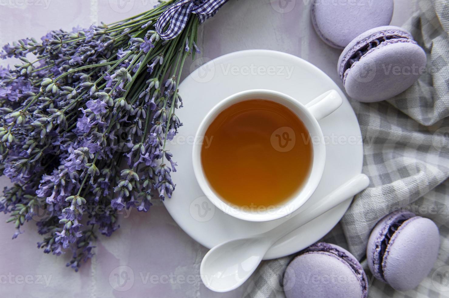 Tasse Tee mit Makronen-Dessert mit Lavendelgeschmack foto