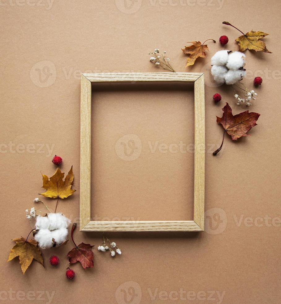 Herbst Komposition. Fotorahmen, Blumen, Blätter auf braunem Hintergrund foto