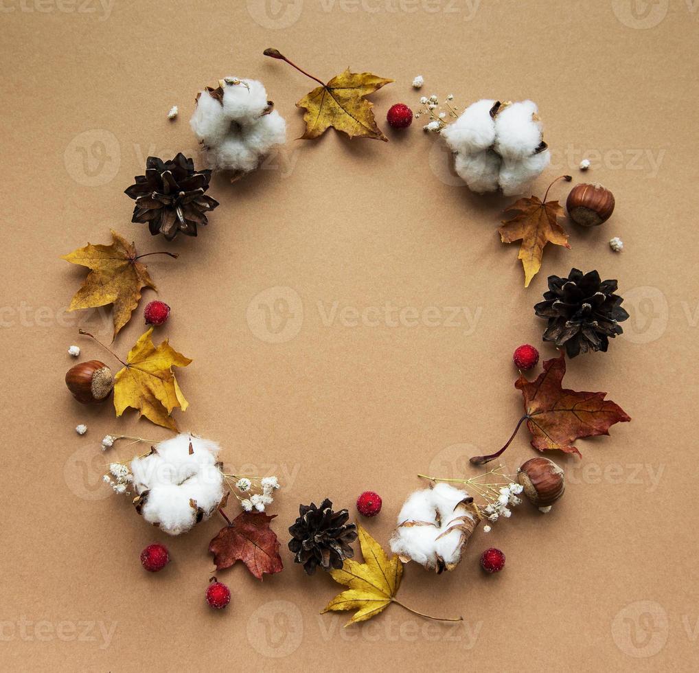 Herbstdekoration mit Baumwollblumen und trockenen Blättern foto