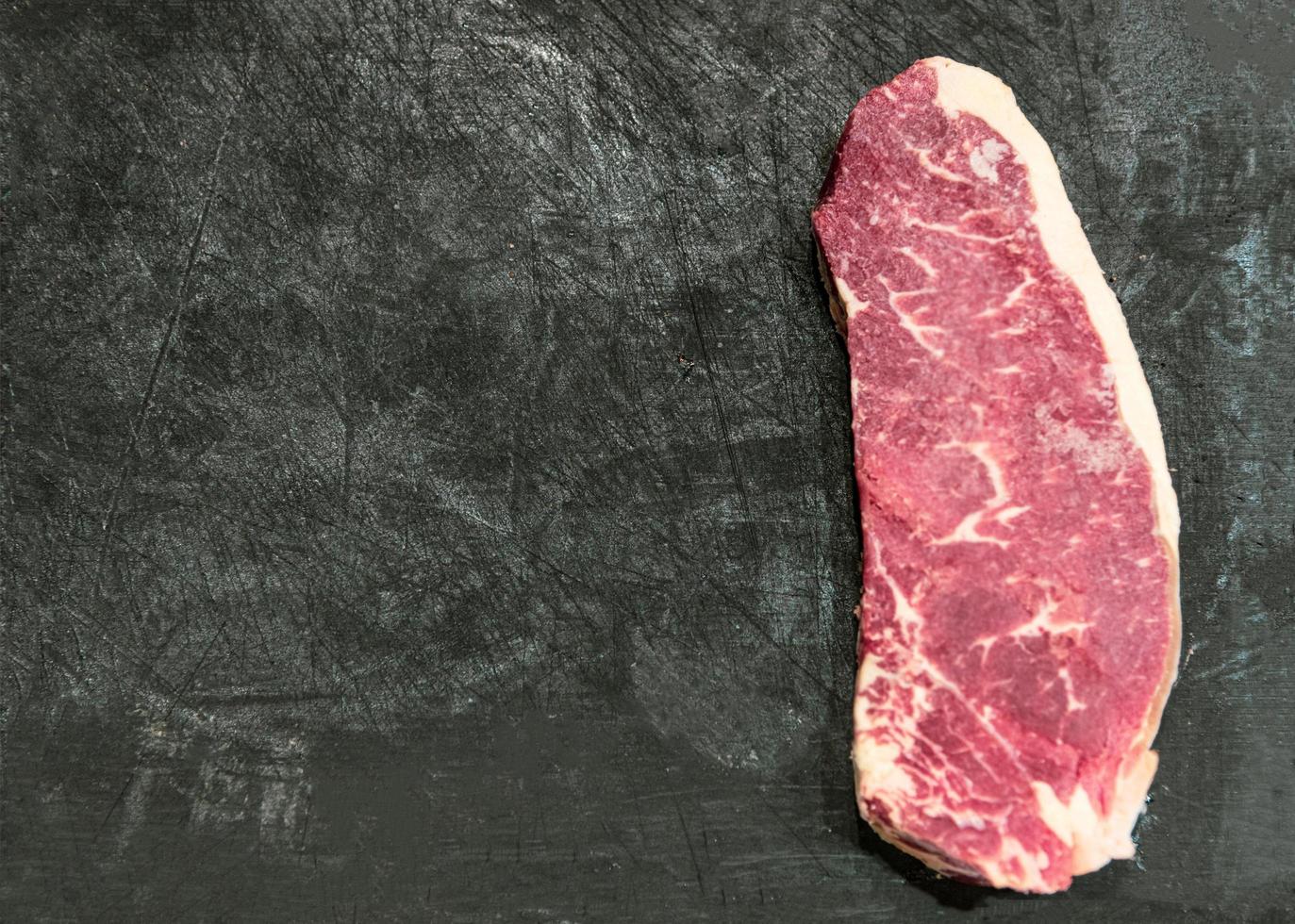 frisch geschnittenes Rib-Eye-Steak bereit zum Grillen, Kopierraum foto