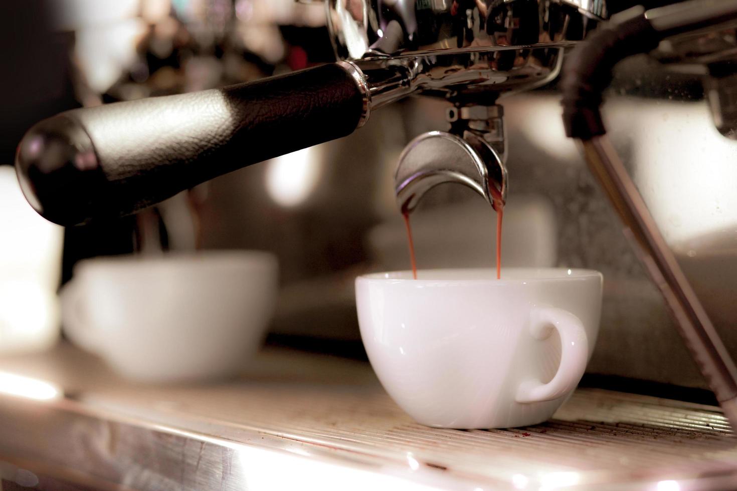 Espresso aus der Kaffeemaschine im Café geschossen foto