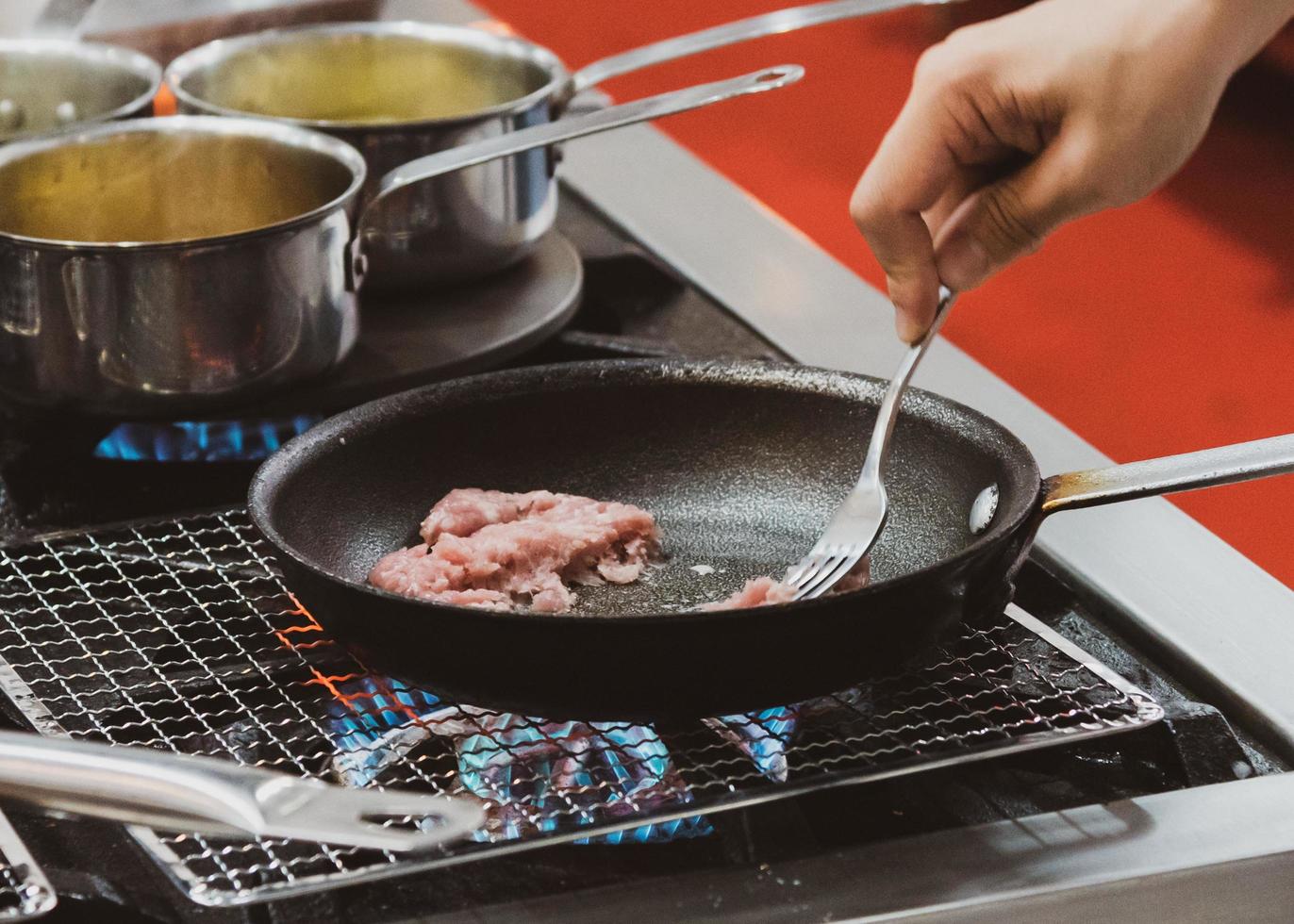 Koch, der Essen zubereitet, Essen, in der Küche, Koch kochen foto