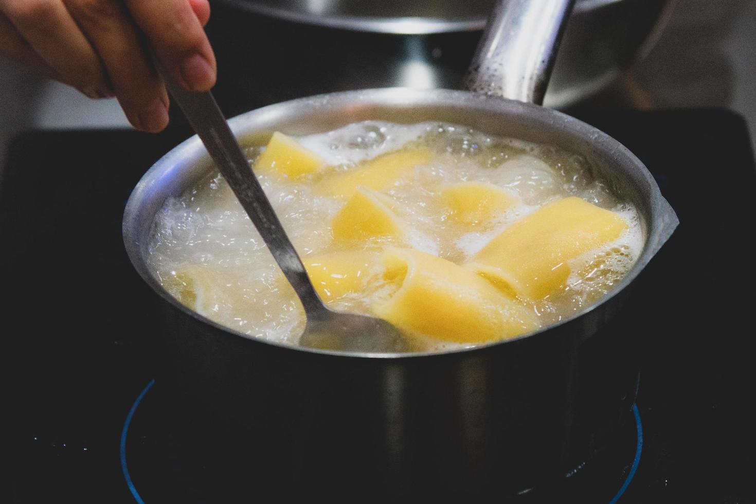 Koch, der Essen zubereitet, Essen, in der Küche, Koch kochen foto