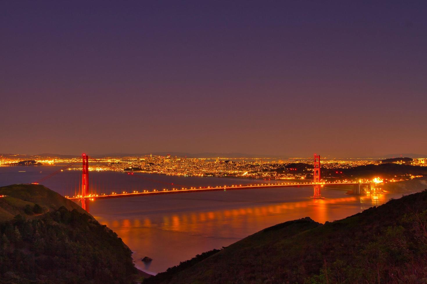 Nachtansicht der Golden Gate Bridge von San Francisco foto