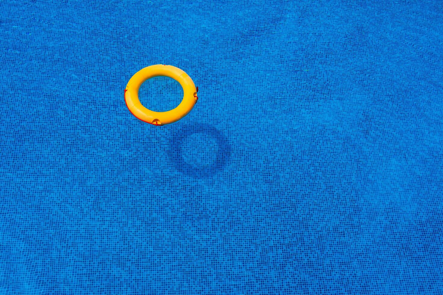 oben Aussicht von Rettungsring schwebend im Blau Schwimmen Schwimmbad, Sanft Fokus. foto