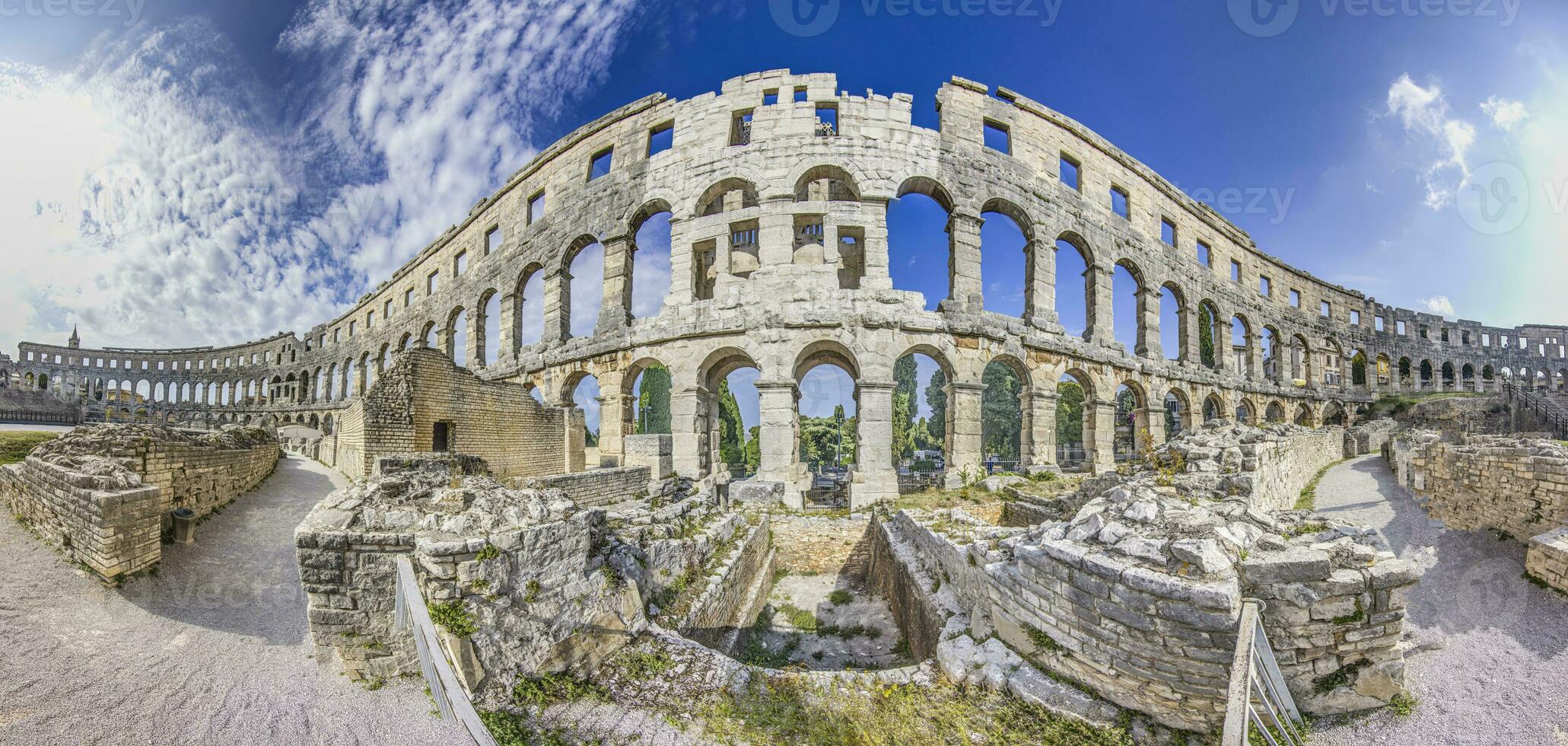 Aussicht Innerhalb das römisch Amphitheater im das kroatisch Stadt von pula ohne Menschen foto