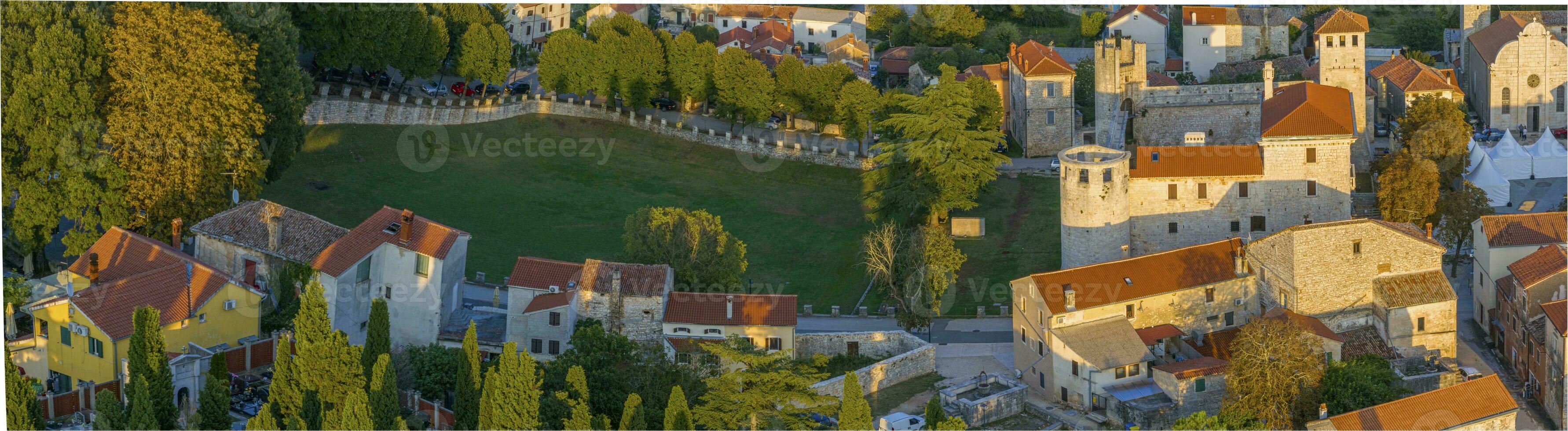 Drohne Panorama von das istrisch Dorf von svetvincenat mit mittelalterlich Schloss im Abend Licht foto