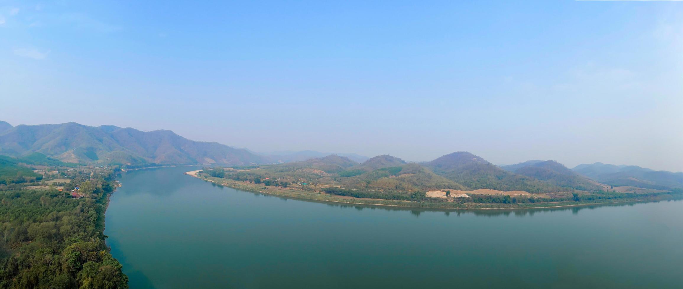 Blick auf den Mekong-Fluss mit Blick auf die natürliche Landschaftslandschaft foto