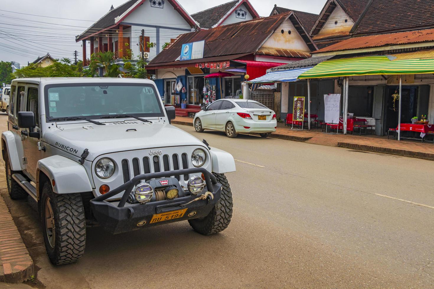 luang prabang, laos 2018 - typische bunte straße und stadtbild der altstadt luang prabang, laos foto