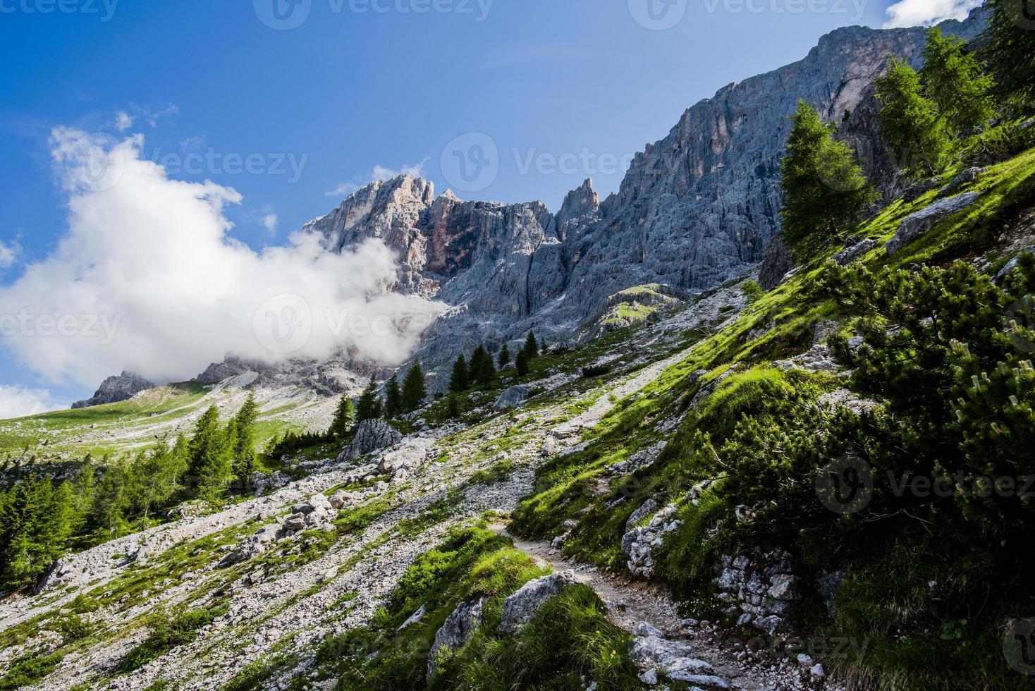 Wolken umgeben die schönen Dolomiten um San Martino di Castrozza und Passo Rolle, Trient, Italien foto