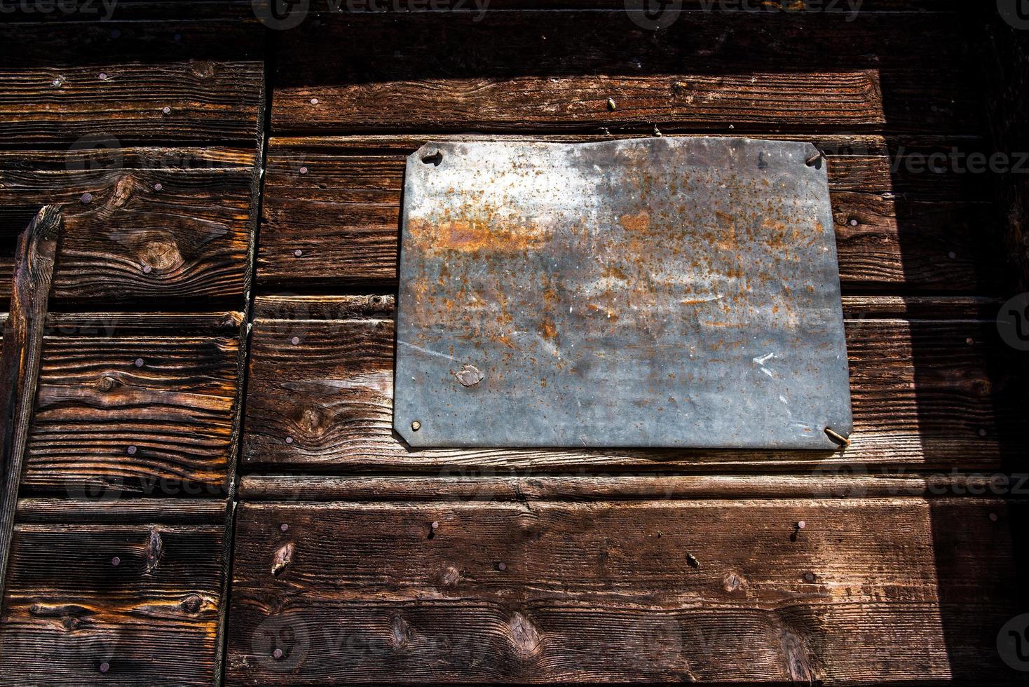 leere eiserne Plakette an der Holztür in San Martino di Castrozza, Trento, Italien? foto