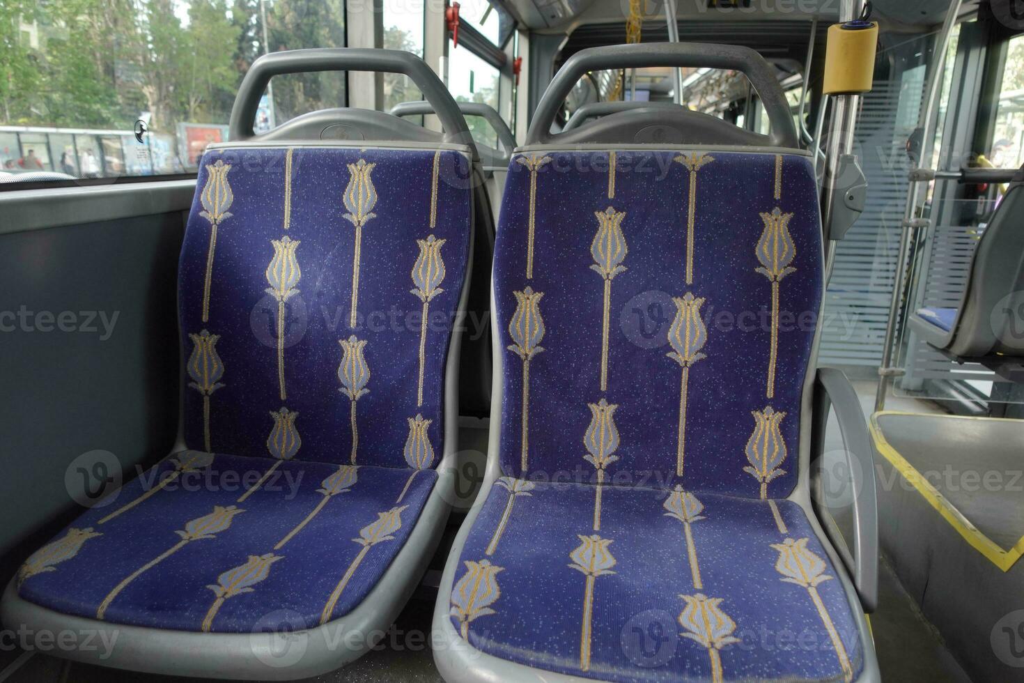 Blau Sitze Innerhalb von leeren Stadt Bus. foto