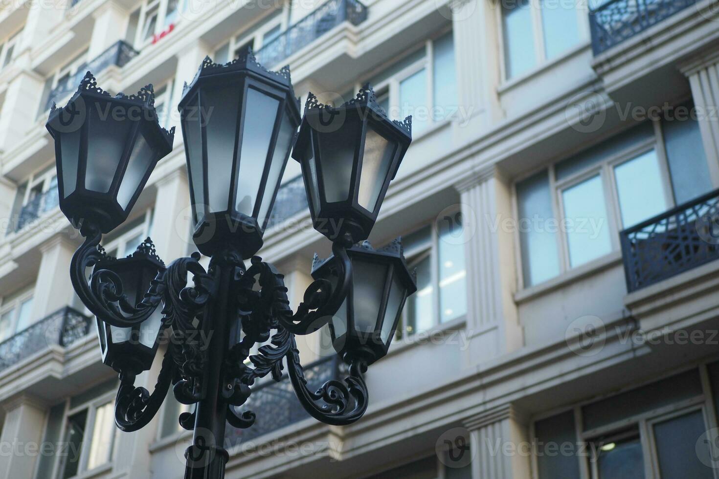 elegant Straße Lampe gegen ein Gebäude foto