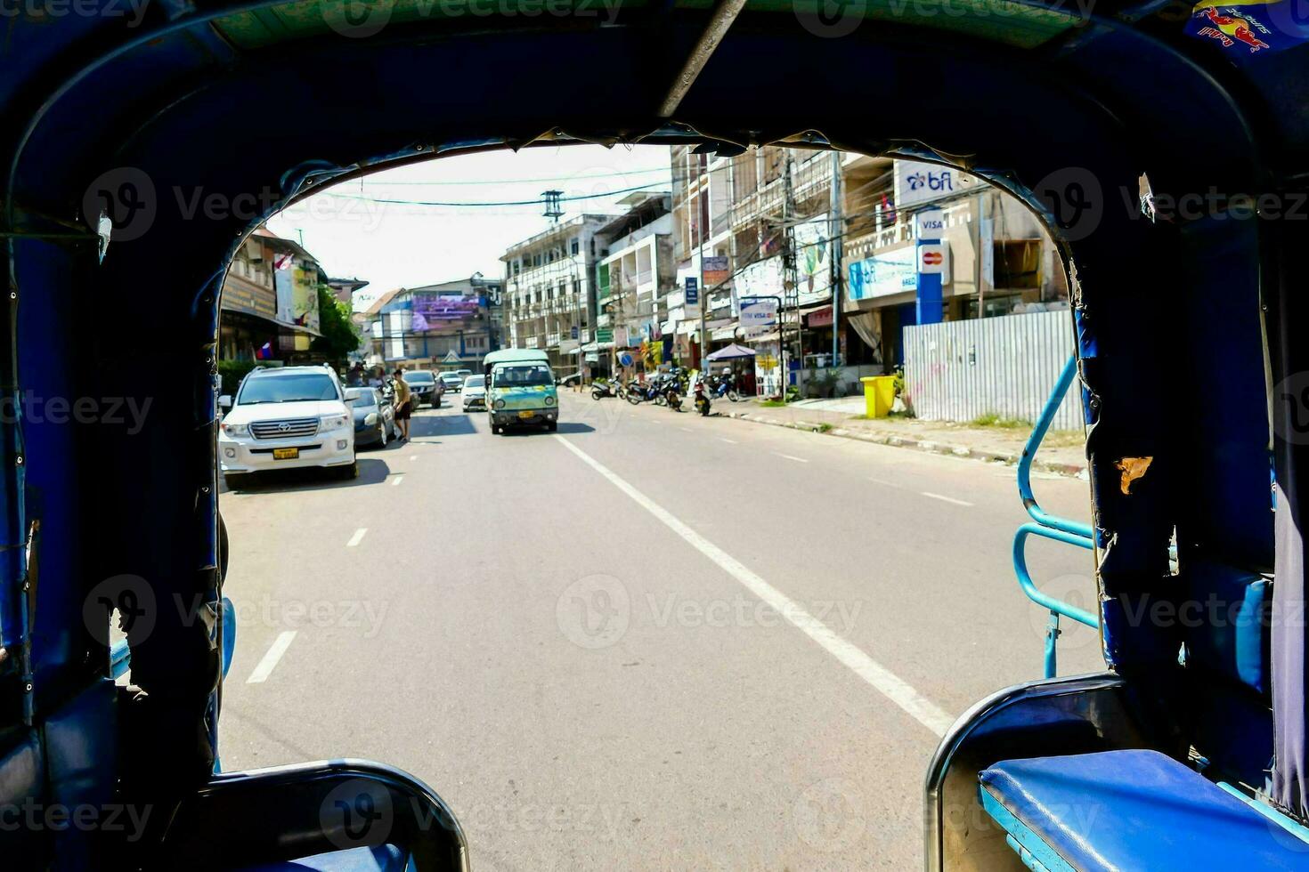 ein Aussicht von Innerhalb ein Tuk Tuk im sri Lanka foto